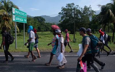 Nueva caravana con m s de mil migrantes avanza hacia la frontera